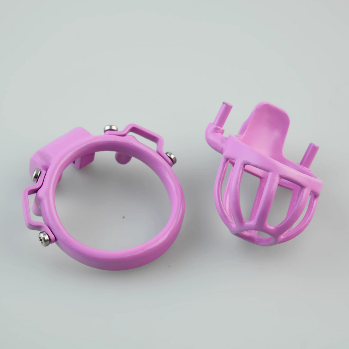 Pinke Hülle und Ring in Einzelteilen