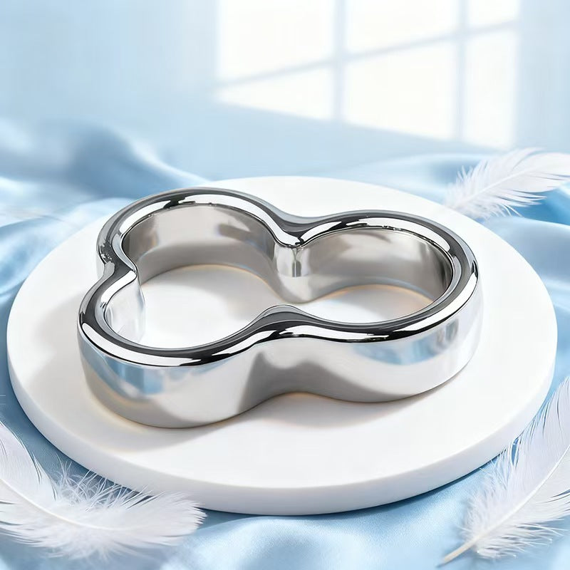 Ring flach auf einem Sockel