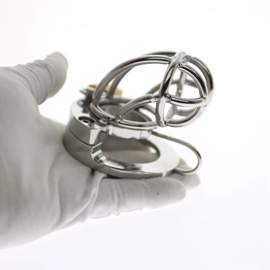 2-in-1-Käfig mit massivem Ring auf einer Hand