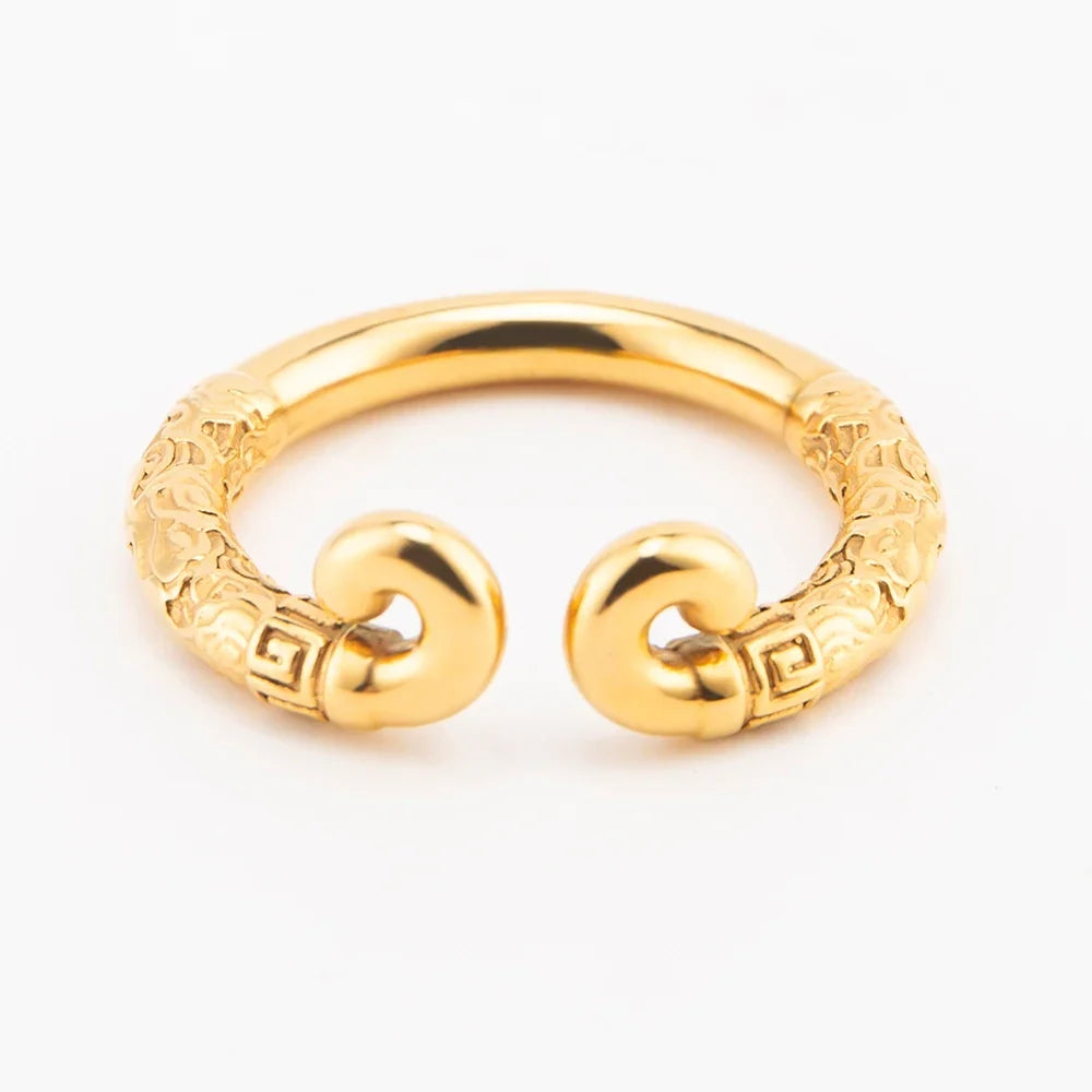 Goldfarbener Monkey-King-Ring mit eingerollten Enden