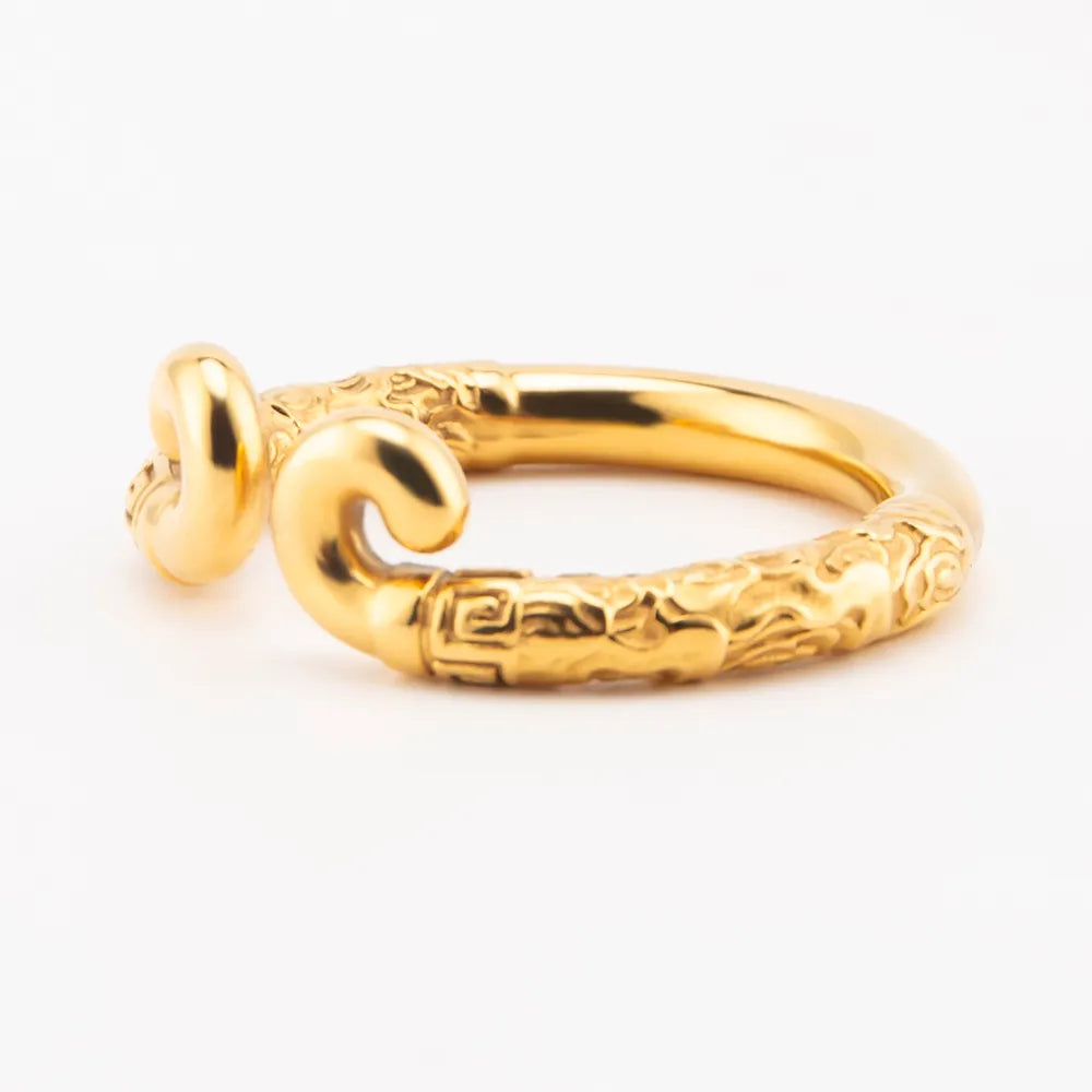 Seitliche Ansicht des goldbeschichteten Rings