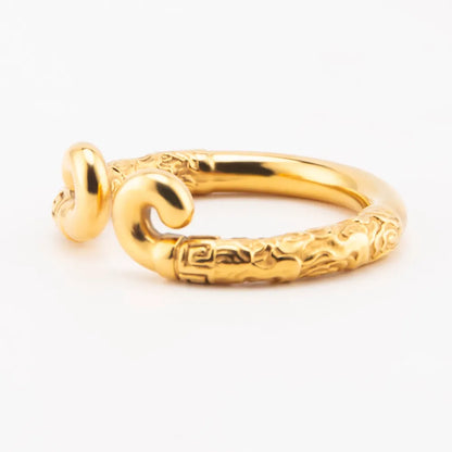 Seitliche Ansicht des goldbeschichteten Rings