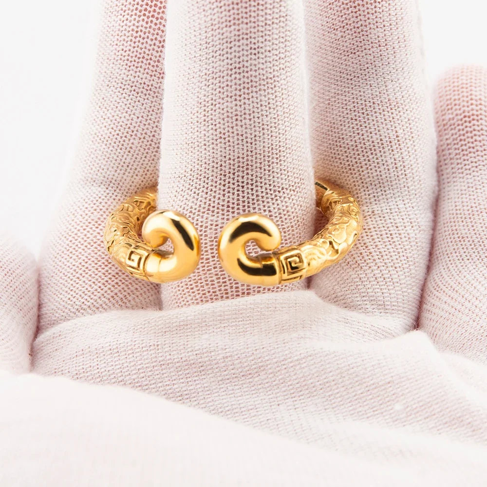 Offener Ring in einer behandschuhten Hand