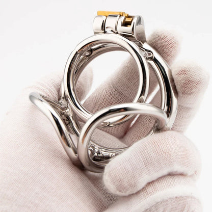 Offene Ringform in einer behandschuhten Hand