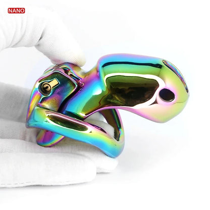 Käfig in einer behandschuhten Hand