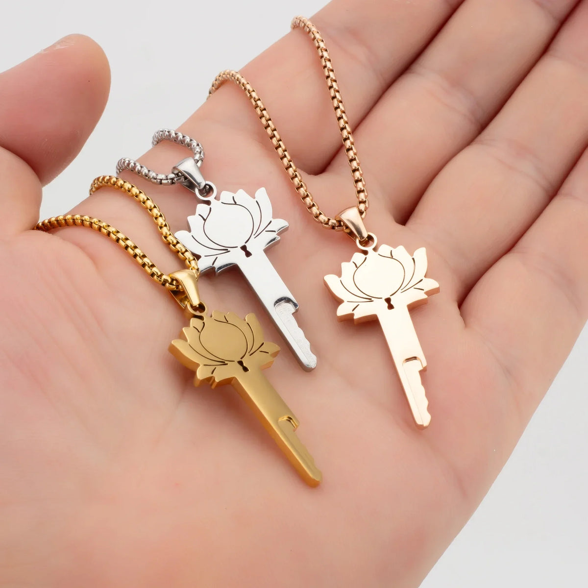 Drei Lotus-Anhänger in Silber-, Roségold- und Goldfarbe