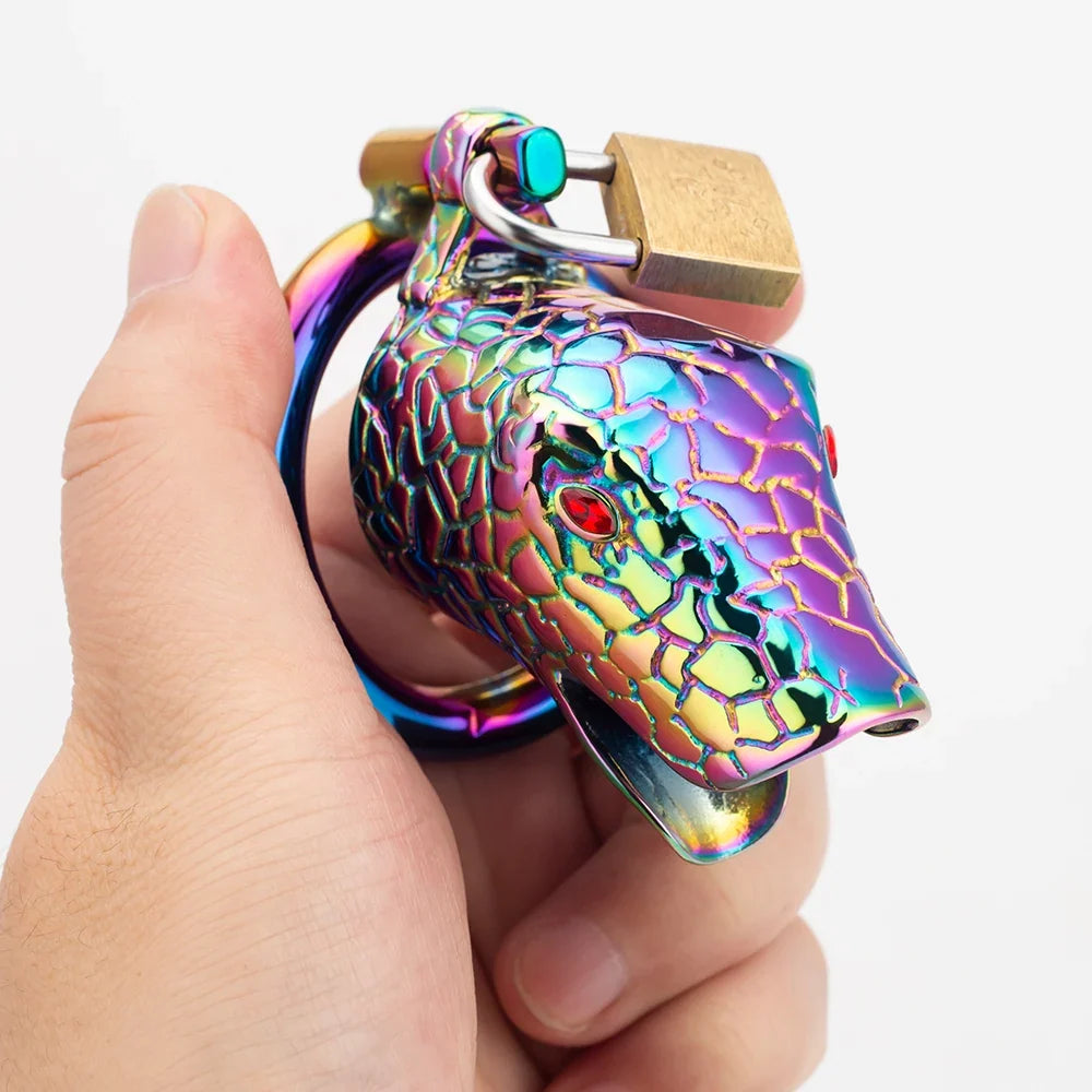 Regenbogen-Käfig im Größenvergleich mit einer Hand