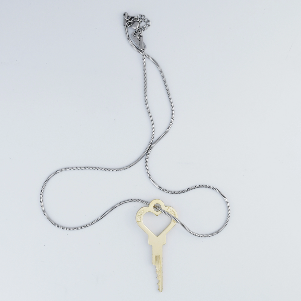 Abgebildeter Schlüssel mit Kette