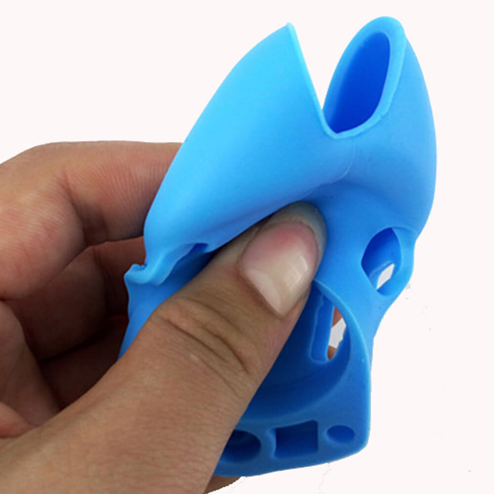 Flexibler blauer Silikonkäfig in der Hand