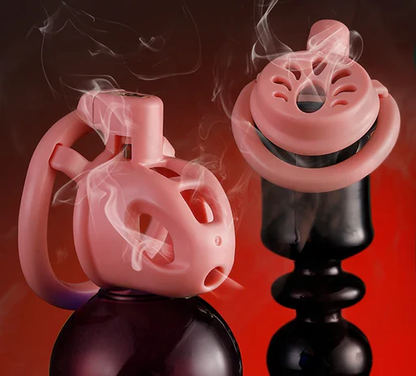 Flache Kappe und offene Hülle nebeneinander