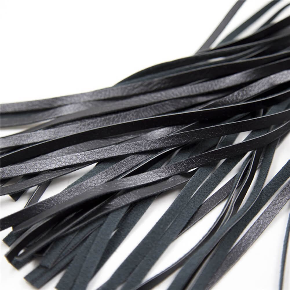 Schmale schwarze Kunstlederriemen im Detail