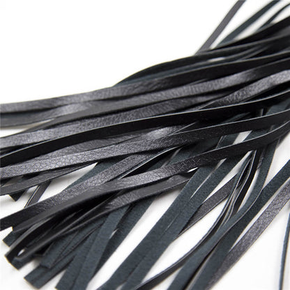 Schmale schwarze Kunstlederriemen im Detail