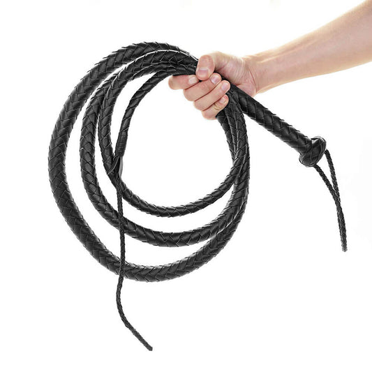 Lange schwarze Flechtpeitsche in der Hand
