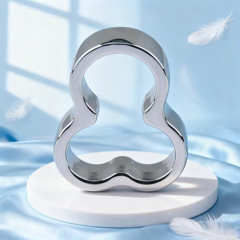 Aufrechter Ring auf hellem Sockel