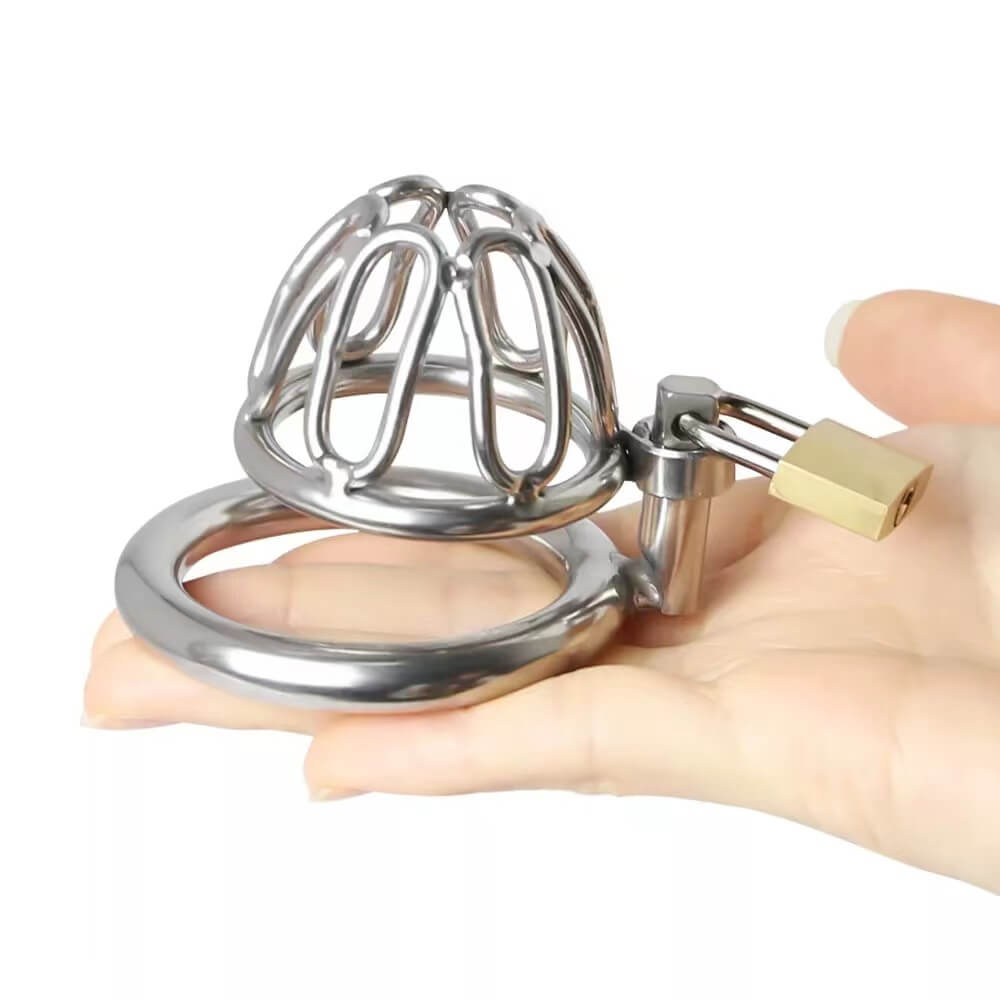 Kompakter Mini-Peniskäfig in einer Hand
