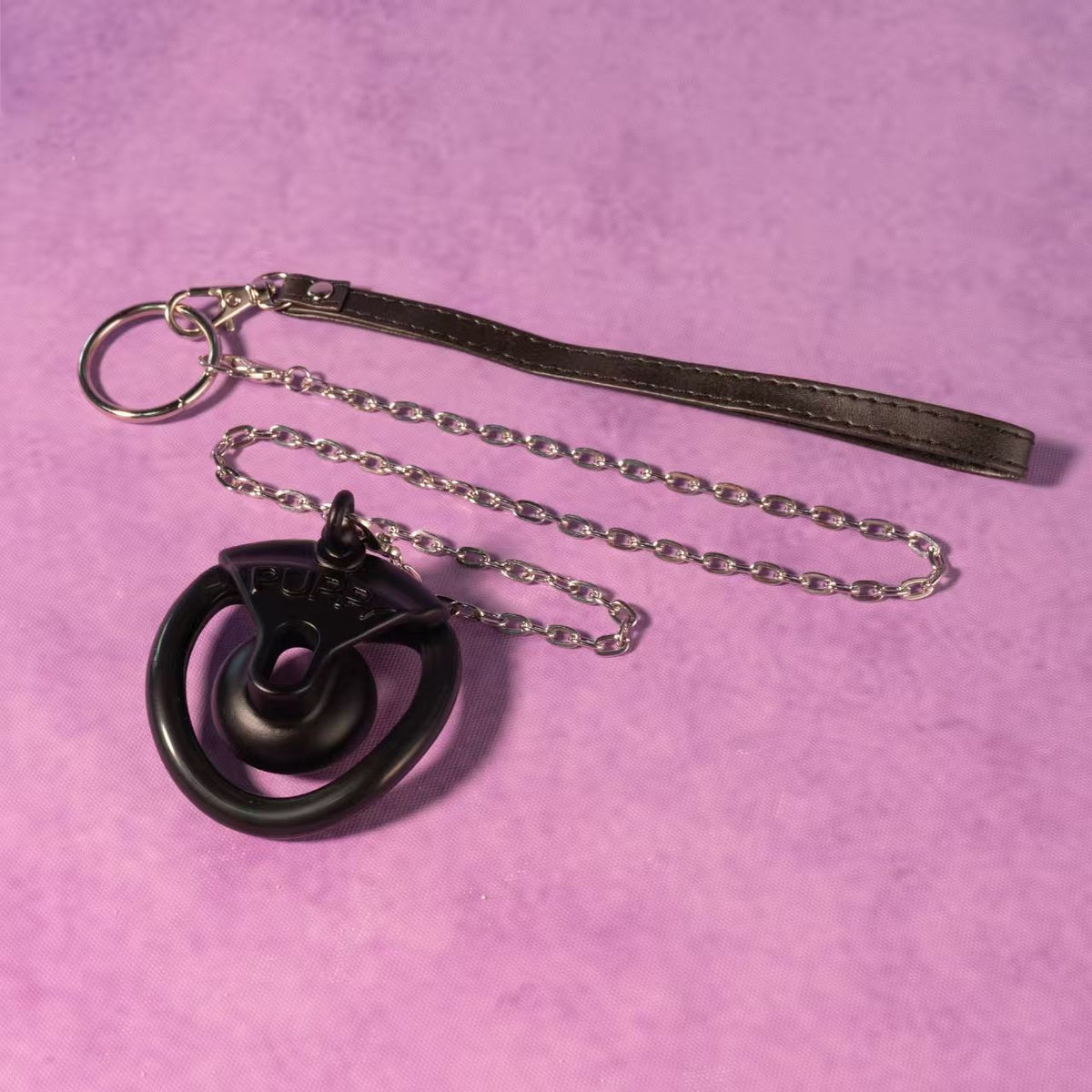 Schwarzes Set mit Kette und Handschlaufe