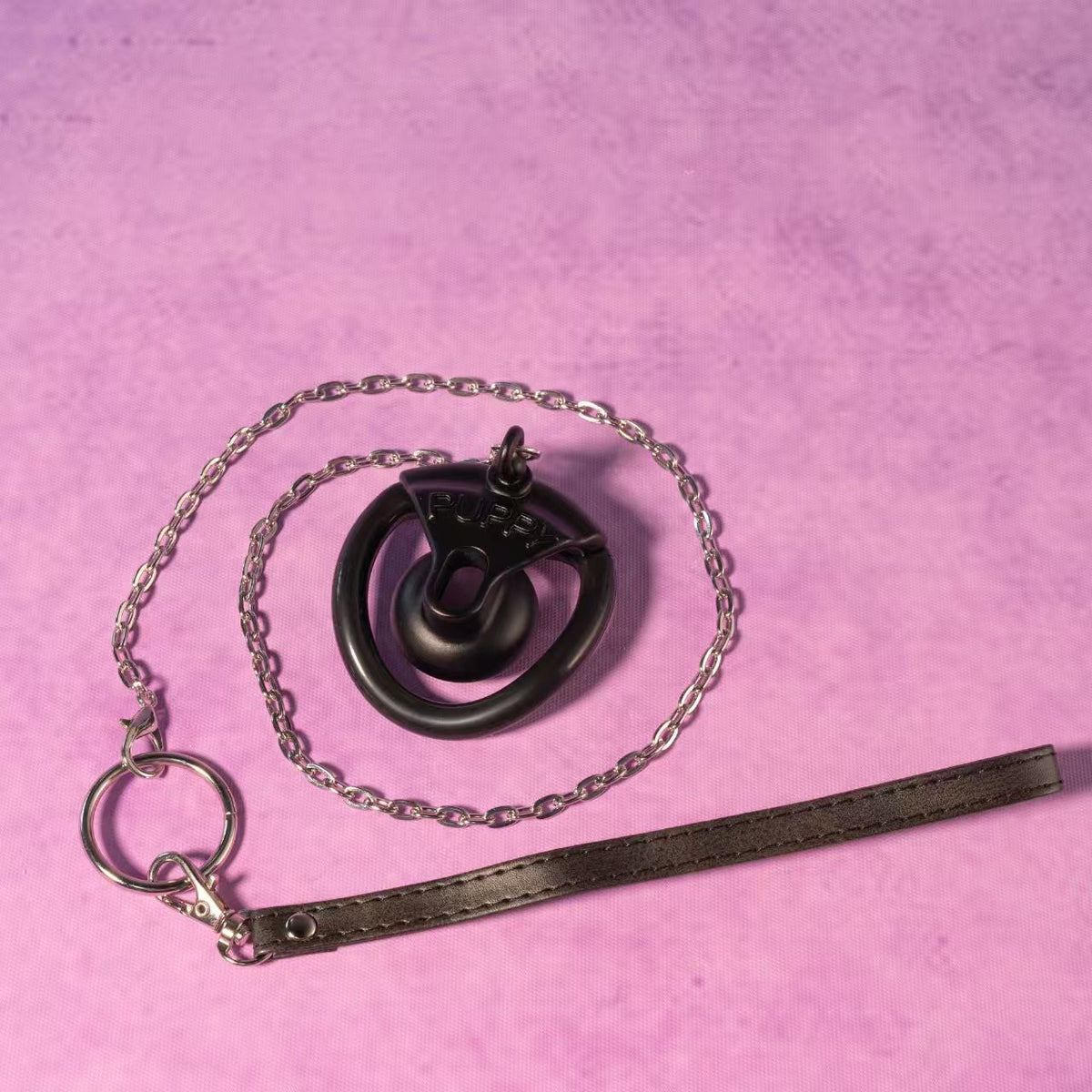 Schwarzer Käfig mit ausgebreiteter Kette