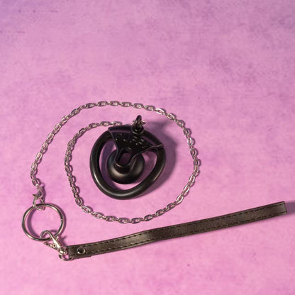 Schwarzer Käfig mit ausgebreiteter Kette