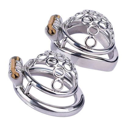 Zwei Metallkäfige aus verschweißten kleinen Ringen