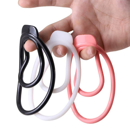 Drei farbige Clips als Größenvergleich in der Hand