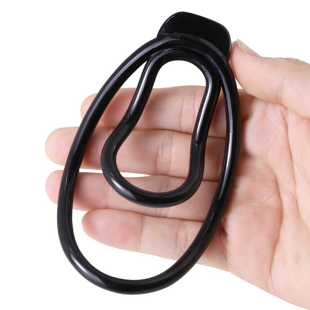 Schwarzer Clip als Größenvergleich in der Hand