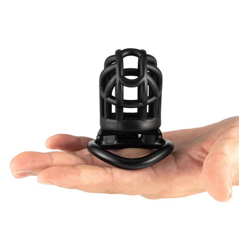 Pig Cage in einer Hand zur Größenansicht