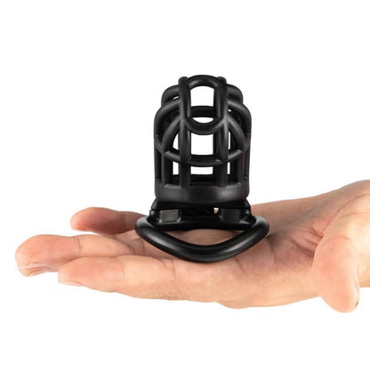 Pig Cage in einer Hand zur Größenansicht
