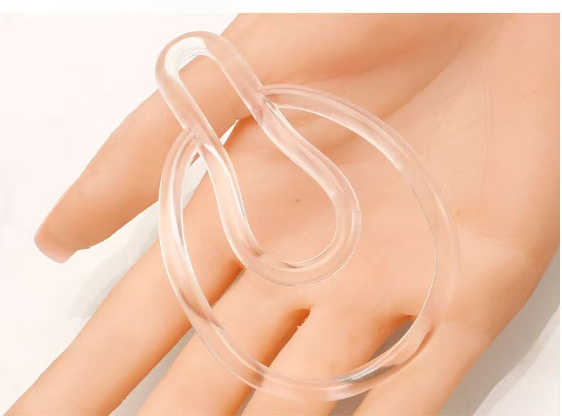Transparenter Clip auf einer Hand