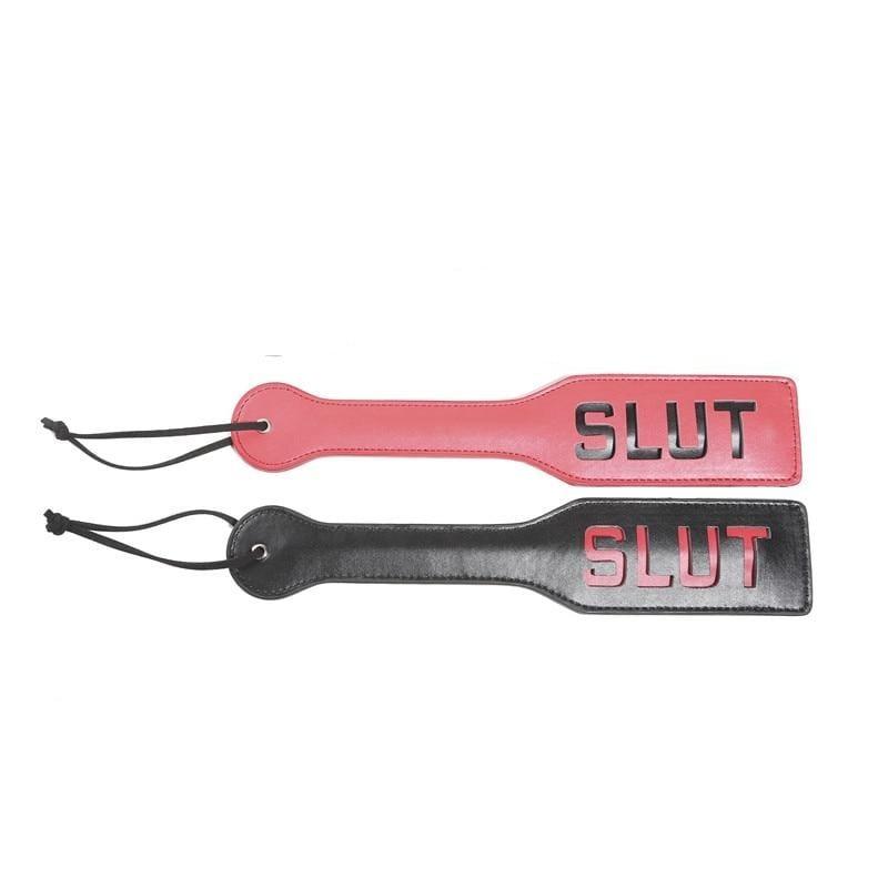 Rotes und schwarzes Paddle mit SLUT-Schriftzug