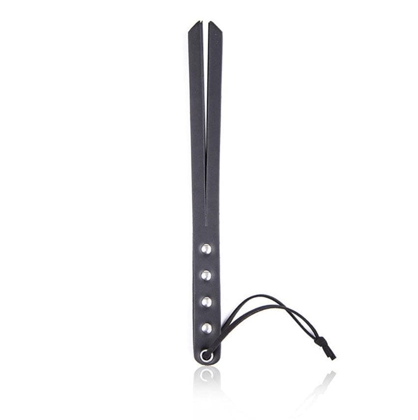 Schwarze Tawse mit übereinanderliegenden Riemen