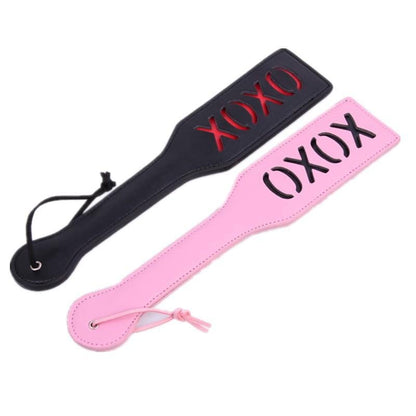 XOXO-Motiv auf schwarzem und pinkem Paddle