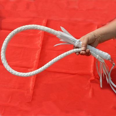 Weiße Flechtpeitsche in der Hand
