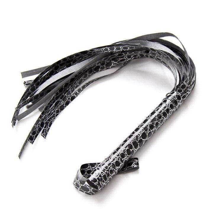 Gemusterter Kunstleder-Flogger in gebogener Ansicht