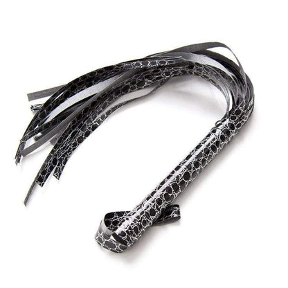 Gemusterter Kunstleder-Flogger in gebogener Ansicht