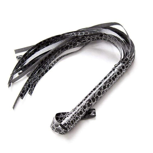Gemusterter Kunstleder-Flogger in gebogener Ansicht