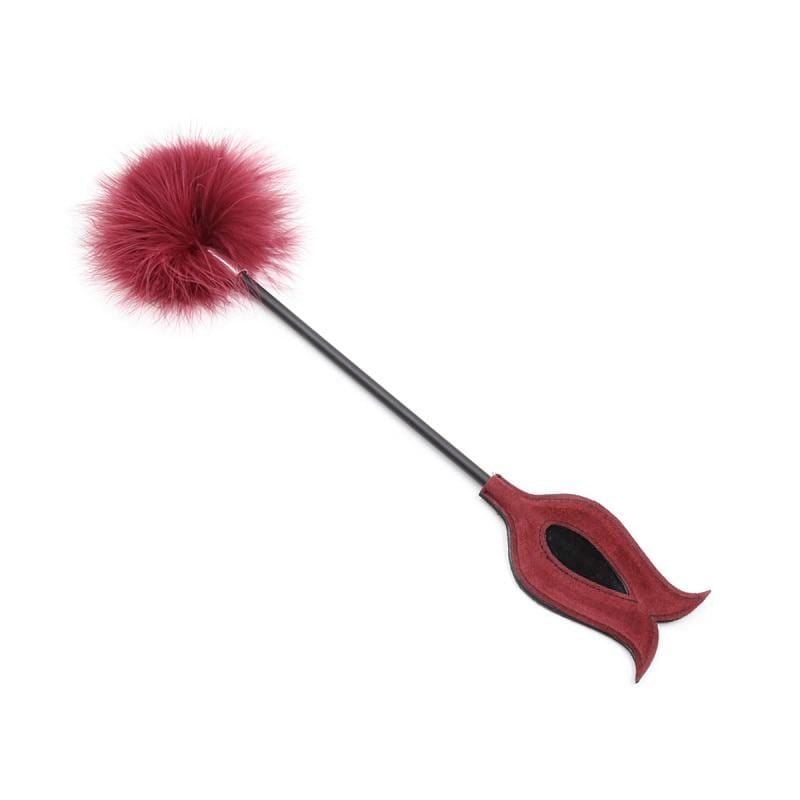 Roter Federkitzler mit rundem Kopf und Flammengriff