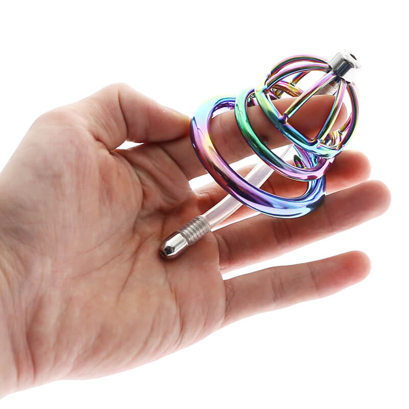 Kleiner Käfig in einer Hand