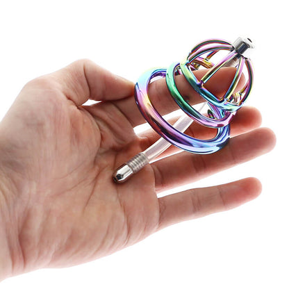 Kleiner Käfig in einer Hand