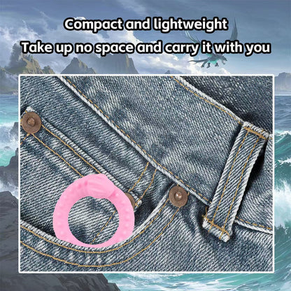 Ring im Größenvergleich mit einer Tasche