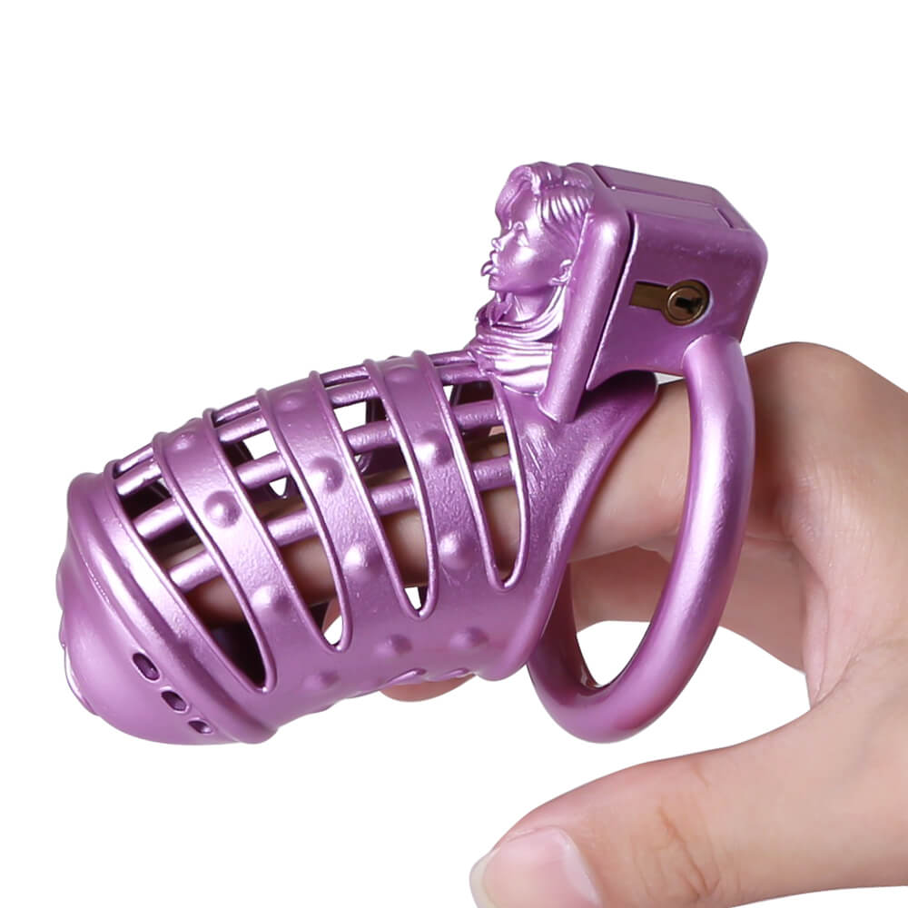 Violetter Sissy Spiked als Größenvergleich in der Hand