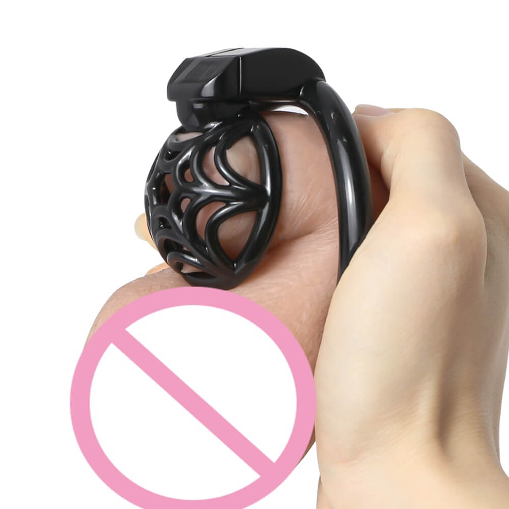 Ansicht des schwarzen Käfigs an einem Finger