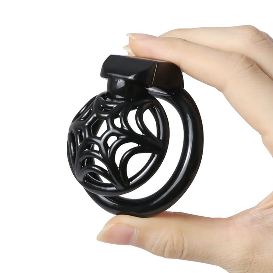 Schwarzer Spidernet als Größenvergleich in der Hand
