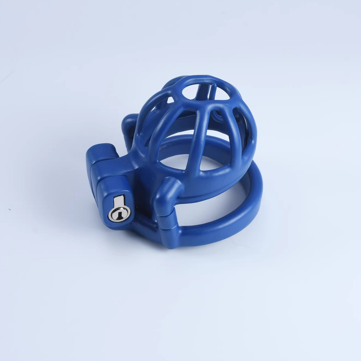 Stahlblauer Käfig auf dem Basisring