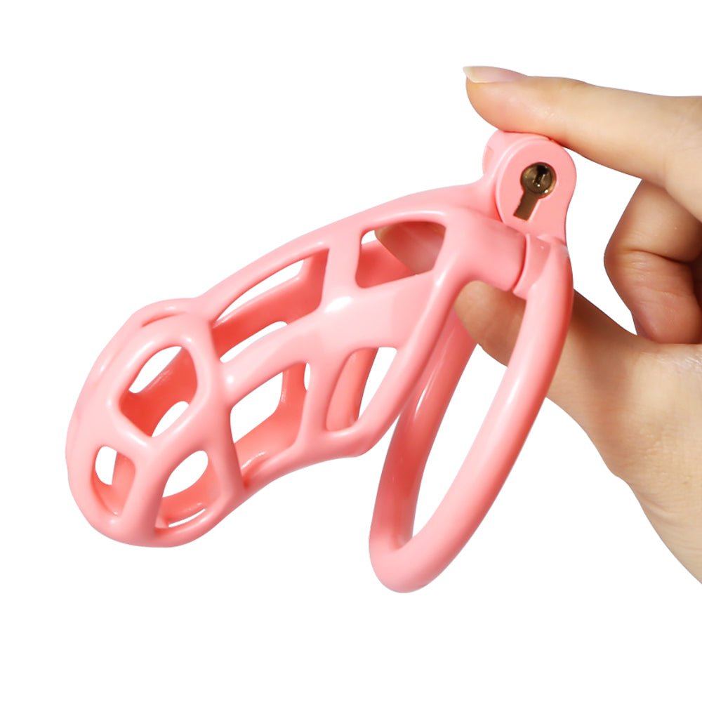 Pinke Nylonhülle in der Hand