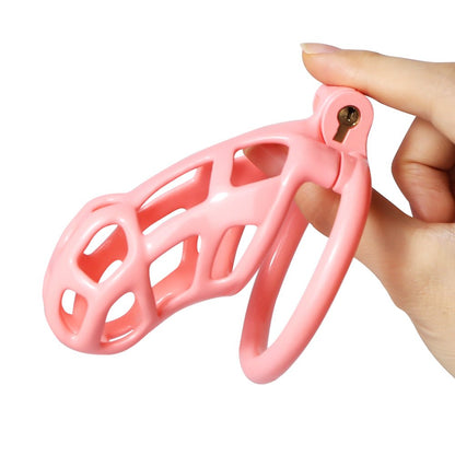 Pinke Nylonhülle in der Hand