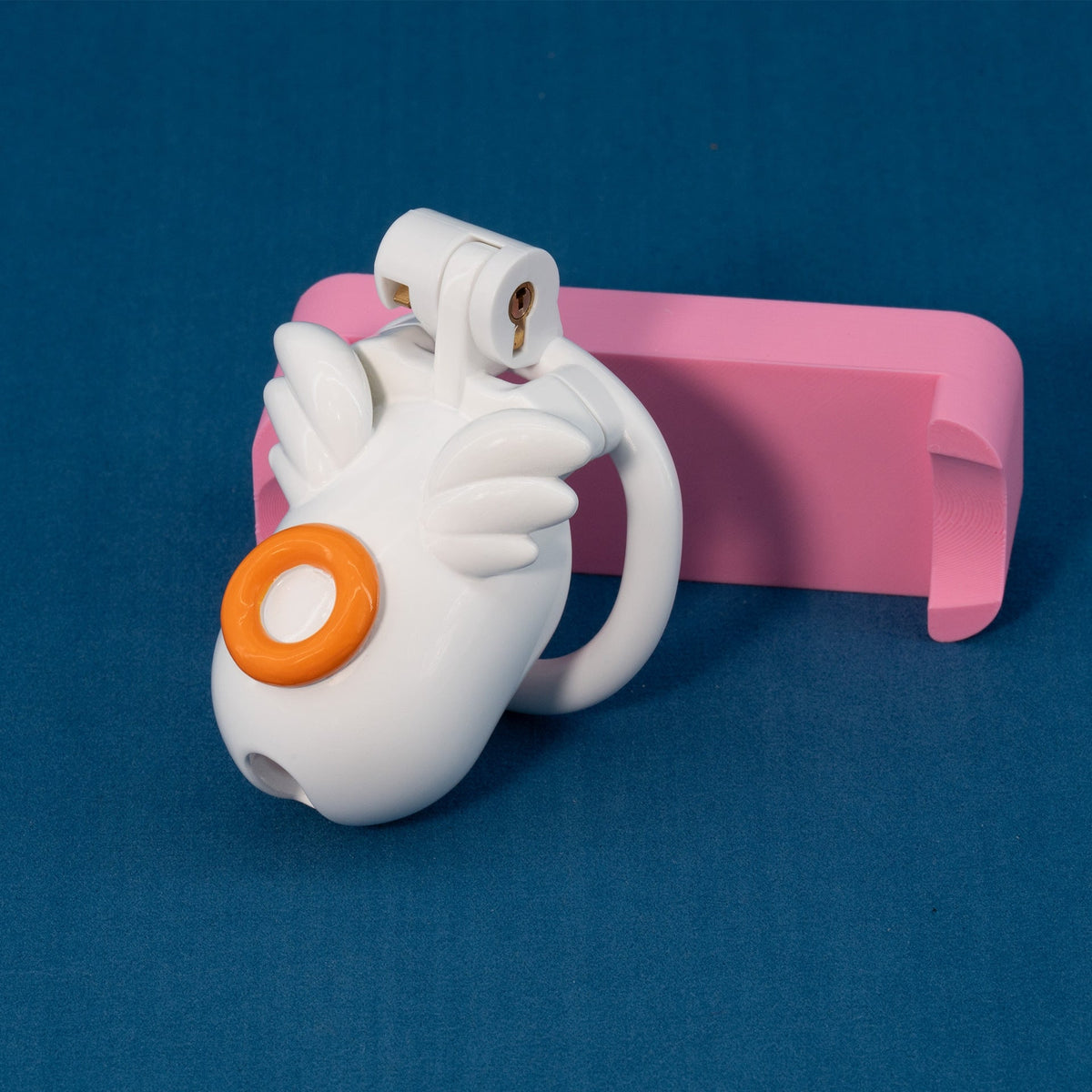 Weiße Hülle auf pinker Halterung